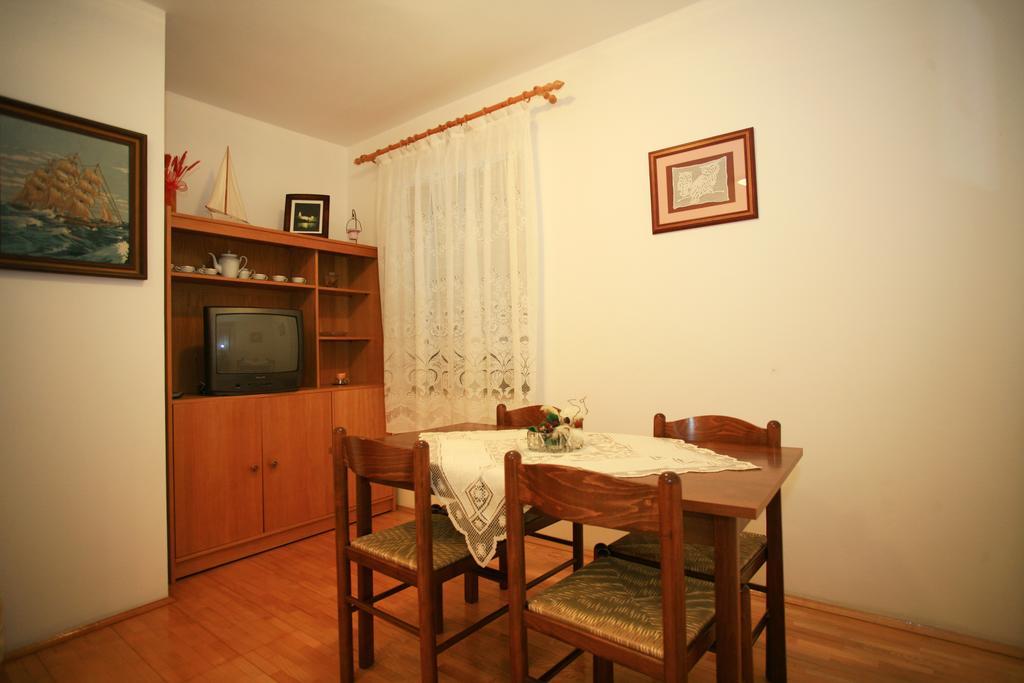 קרק Apartment & Room Dinka, Krk מראה חיצוני תמונה